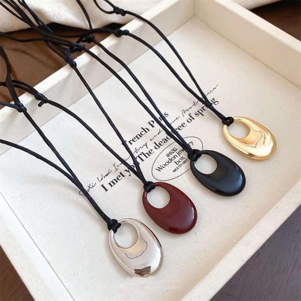 Halskette mit ovalem Anhänger, hohl, PU-Leder, Damenhalskette, elegante Pulloverketten