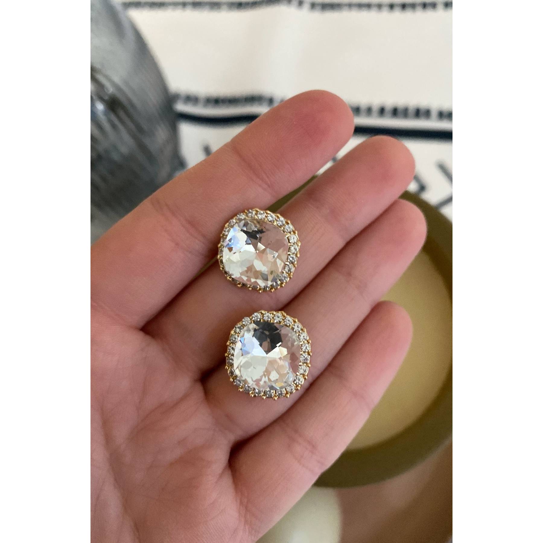 

Маленькие овальные женские серьги вечернего платья золотого цвета с белым камнем