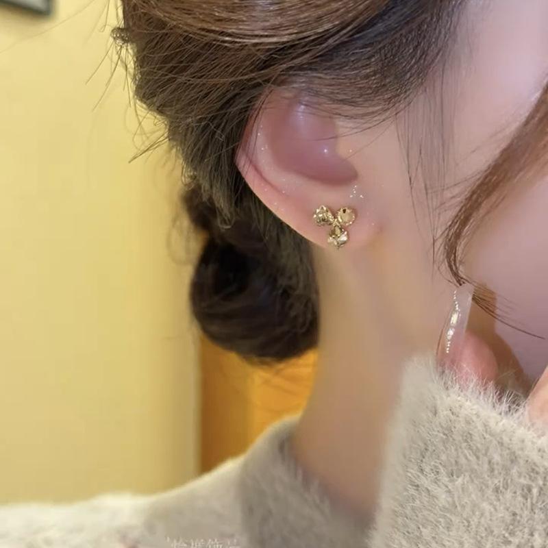 Flower Triangle Stud Earrings Exquisite Small High-end Earrings Fashionable Versatile Earrings