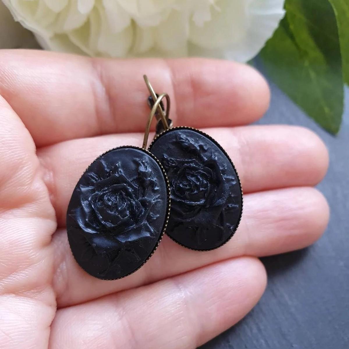

Victoria Retro Black Rose Embossed Oval Pendant Bronze Base Lever Back Dangle Earrings for Women Halloween Party Jewelry Gifts чёрный