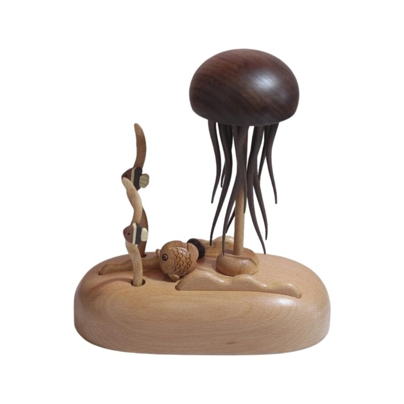 

Перезаряжаемая деревянная музыкальная шкатулка с вращающимся дизайном медузы, играет 32 мелодии. Идеально подходит для домашнего декора и в качестве подарка.