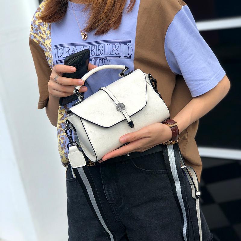 Retro fashion bag women's new high-end atmospheric handbag niche design versatile shoulder messenger bag