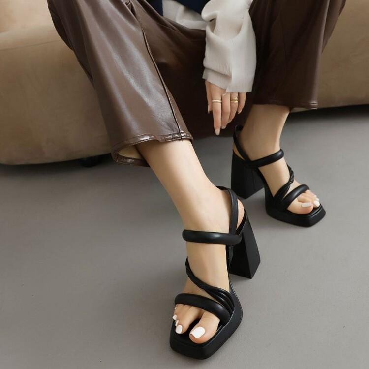 Ерлерге арналған эротикалық массаж Ер адаммен жыныстық қатынас кезінде күйеуі әйелін жалайды.