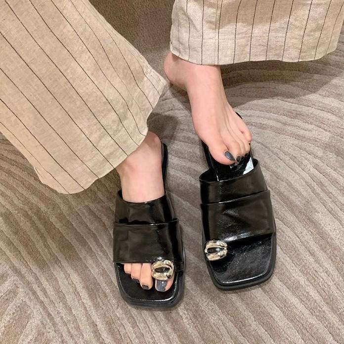 

Spot second hair! Grape mother, the same shoe has a height of 4cm, metal buckle, fold width, one-word sleeve, toe slope heel sandals for women. 35