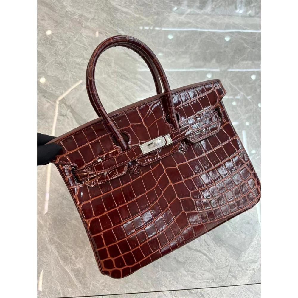 This Crocodile-patterned Cowhide Women's Bag Is a Fashionable Hand-shoulder Crossbody Bag with a Sense of Luxury and Elegance