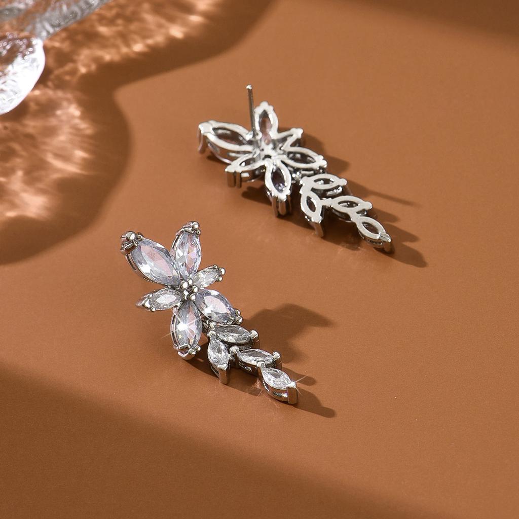 Ladies' fashionable design earrings and jewelry are suitable for dates, parties, festivals, and gifts