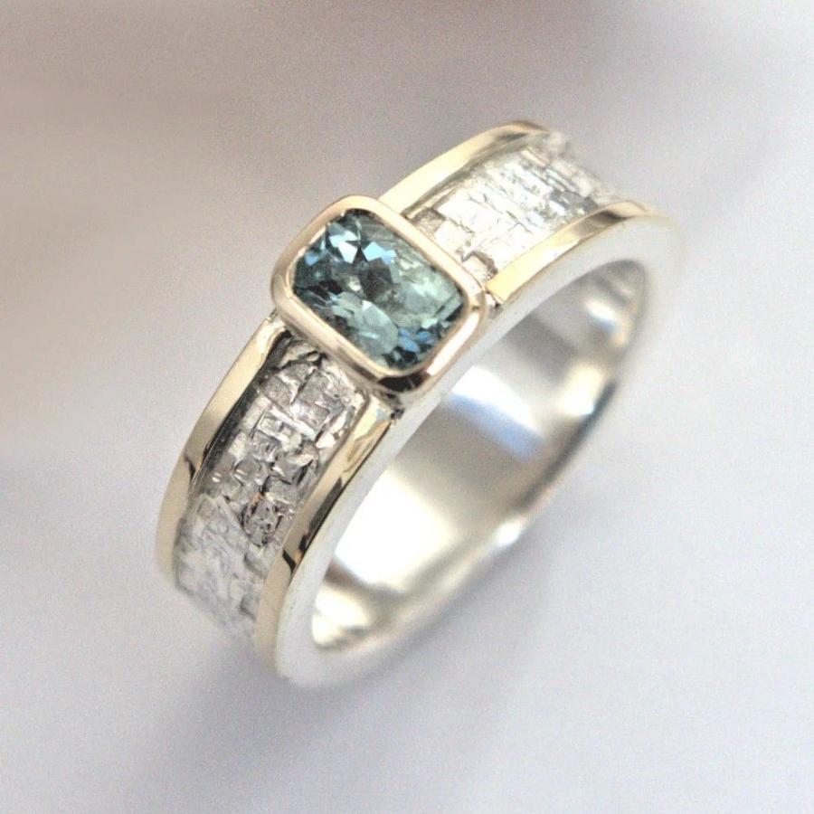 Vintage hammered copper jewelry ring for ladies, set with blue artificial gemstones, suitable for casual outings and vacations