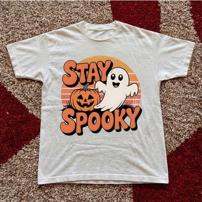 Süßes Halloween Gildan T-Shirt mit einem gruseligen Geist, Kürbis und „Stay Spooky“ g