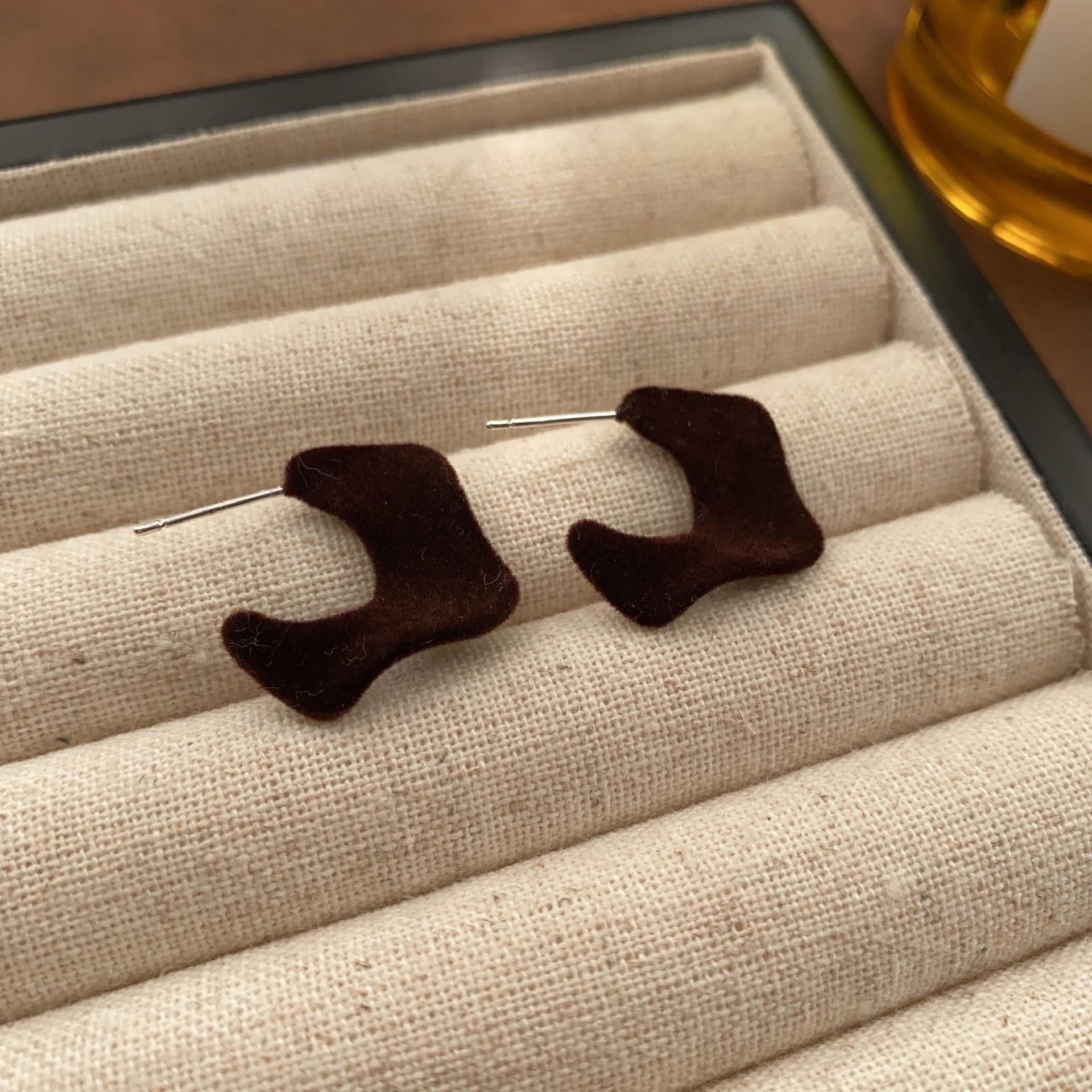 

Burgundy Flocked Moon-Shaped Stud Earrings: Elegant Autumn/Winter Retro Blogger Favorite