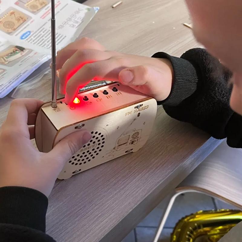 Kit Radio en Bois Bricolage Rétro FM Éducatif STEM Jouet de Construction Kit d'Expérience Scientifique Puzzle 3D Artisanat Cadeau d'Anniversaire Pour Enfants Adolescents