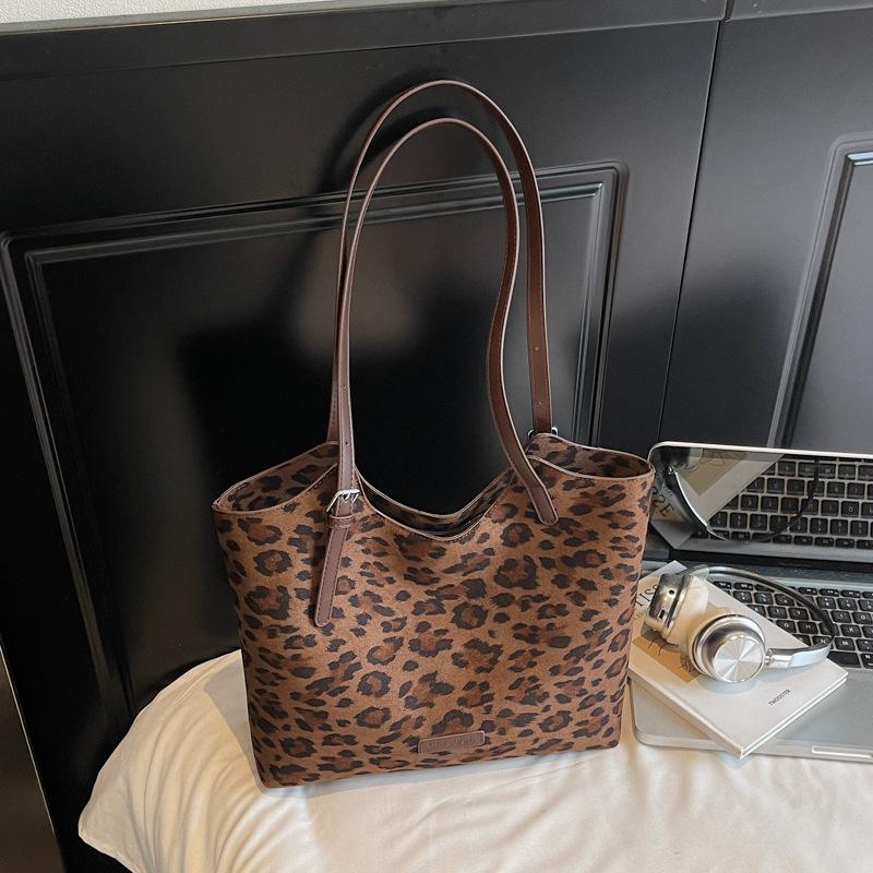

Autumn new retro leopard print high value large capacity armpit bag casual commuter tote bag shoulder bag