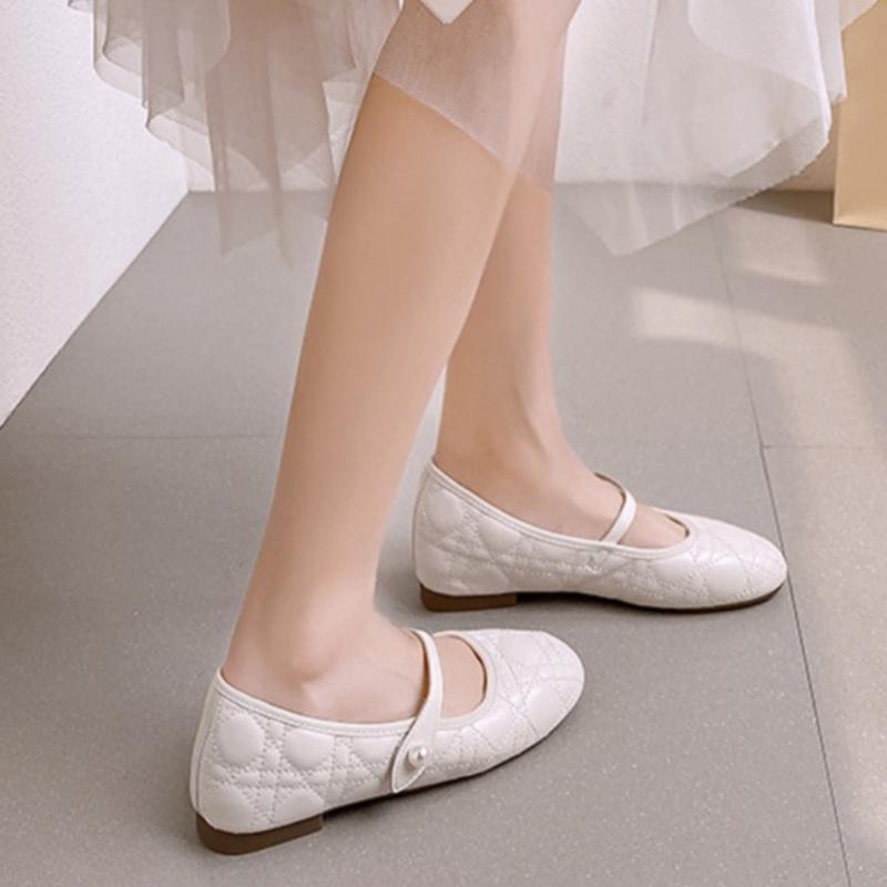 Fashion Temperament Pearl Buckle Strap Women Single Shoes 2025 New Fashion Versatile Women's Flat Shoes Comfortable Simple Flat Shoes