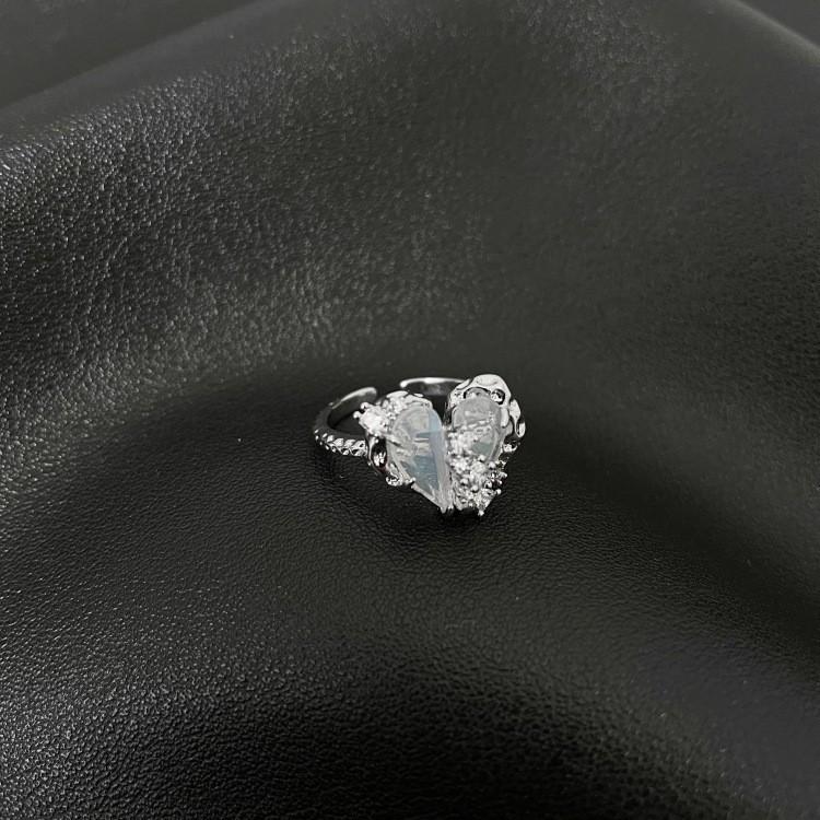 Exquisite High-end Crystal Heart Adjustable Ring For Women In Chic Minimalist Style