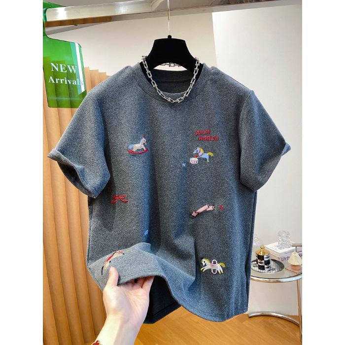 

Женская футболка с коротким рукавом De Rong Большого размера с вышивкой Год Лошади - Свободный и стройнящий крой для ранней весны/осени 4XL серый