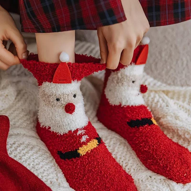 Herbst- und Winter-Weihnachtssocken für Damen: Nicht fusselnde Korallenfleece-Socken, Verdickte warme Cartoon-Halbfleece-Mittelwaden-Socken, Bodensocken