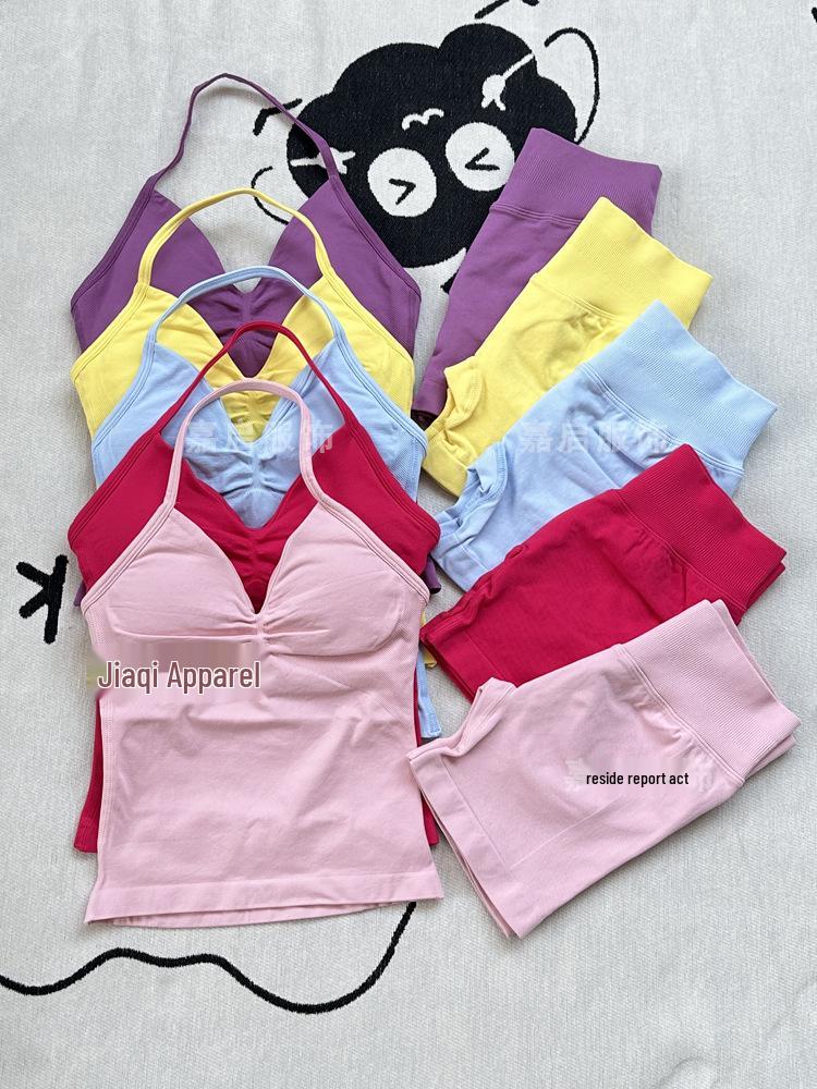 

В наличии бесшовный комплект для йоги и фитнеса для женщин: топ с V-образным вырезом и шорты Extra Small