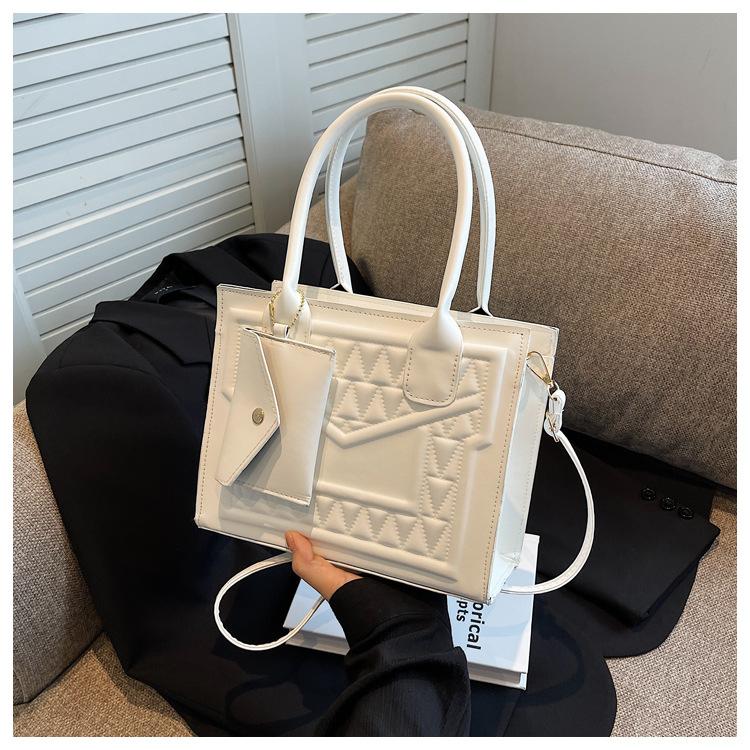 

Сумки2024 Новая сумка для матери и ребенка Высококачественная сумка-тоут Модная универсальная сумка Нишевая сумка через плечо для женщин белый