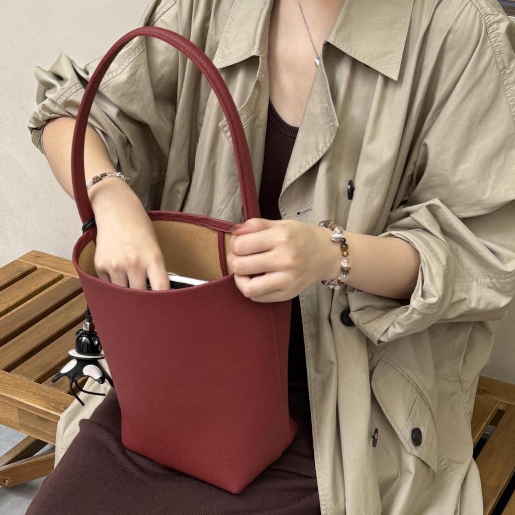Nova bolsa de balde Row de grande capacidade em couro para mulher estilo minimalista TR com padrão de lichia bolsa tote portátil de ombro para o dia a dia