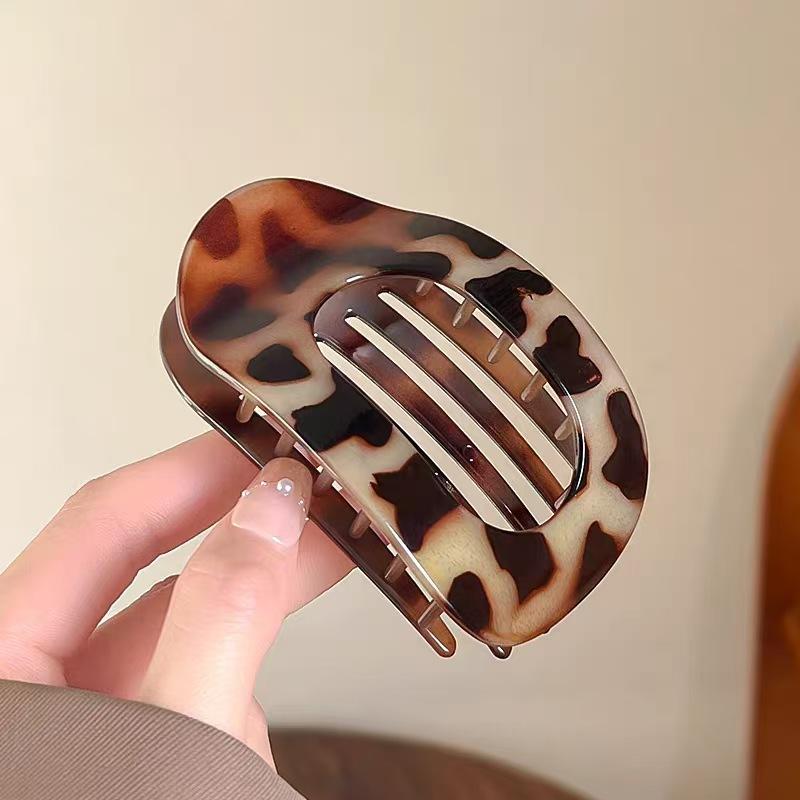 The Arc-shaped Abalone Hair Clamp Is A Flat Plate At The Back of The Head and Does Not Hurt The Head In A Straight Line