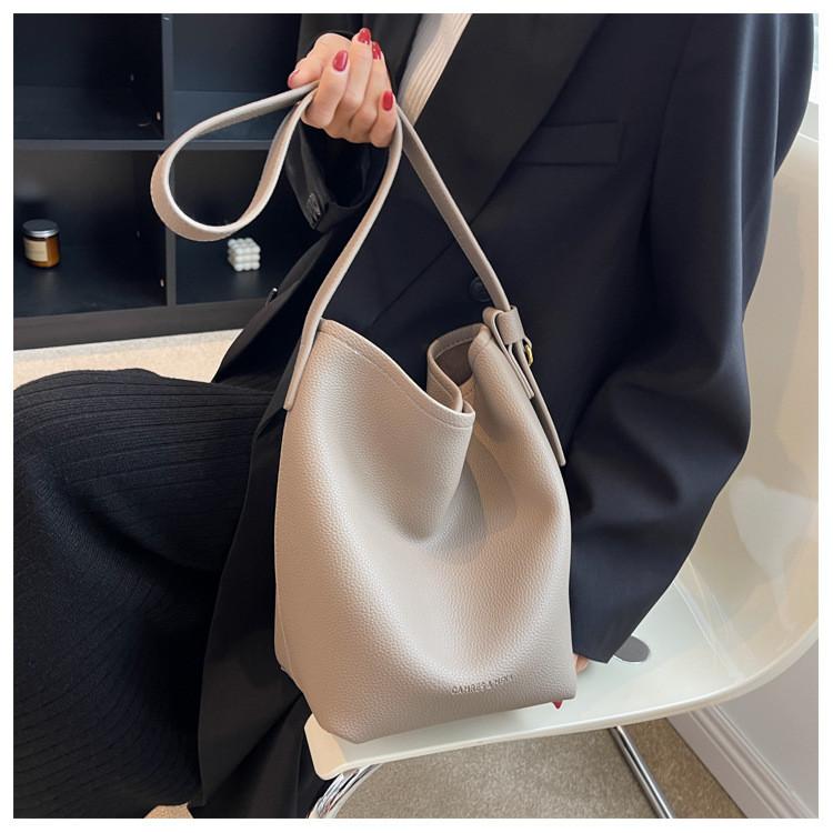 Ielgy Retro Female Bag High-End Feel Cross-Body Niche Design Bucket Bag