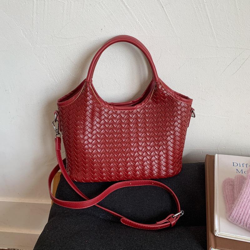 Korean version of fashionable portable bucket bag, new commuter large-capacity shoulder messenger bag, woven tote vegetable basket bag for women