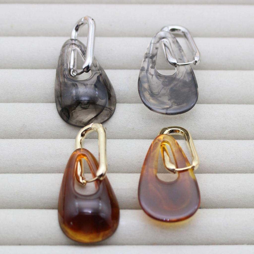 Retro Europäische & Amerikanische Acryl-Ohrringe: Vintage goldfarbene, kaffeefarbene, transparente Wassertropfen-Manschetten.