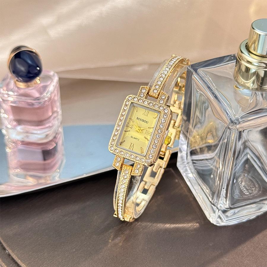 Utsökt Damklocka Enkel Fyrkantig Helt Diamant Digital Kvarts Klocka Guld Rostfritt Stål Armband Dam Klänningsklocka Gåvor