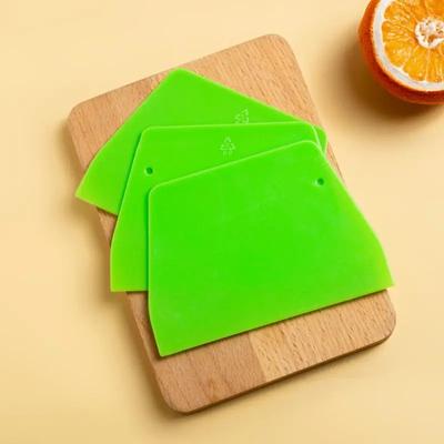 Răzuitor de Aluat Trapezoidal din Plastic Verde, Răzuitor Gros pentru Tort, Cremă, Vermicelli, Orez Rece, Bucătărie Casnică, Coacere