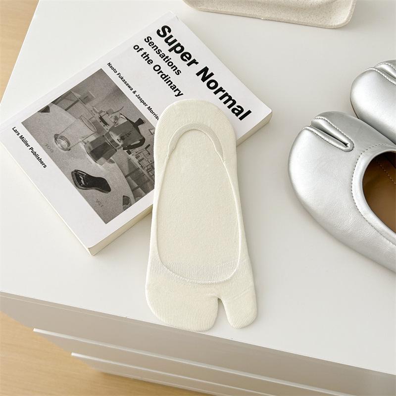 Women's Two-Toe Invisible Summer Socks - Breathable, Sweat-Absorbent, Thin Cotton, Split-Toe, Low-Cut Boat Style Sock