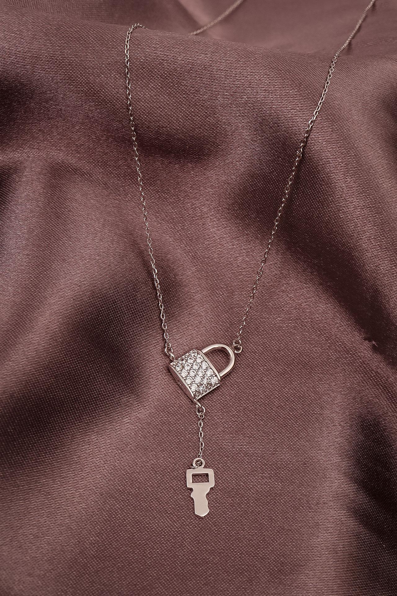 

Ожерелье с подвеской-ключом и замком