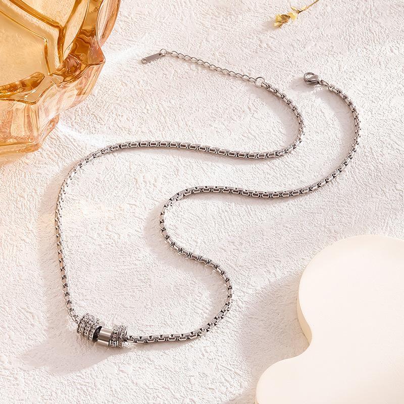 Stylish Unisex Rhinestone Pendant Necklace - Luxury Clavicle Design