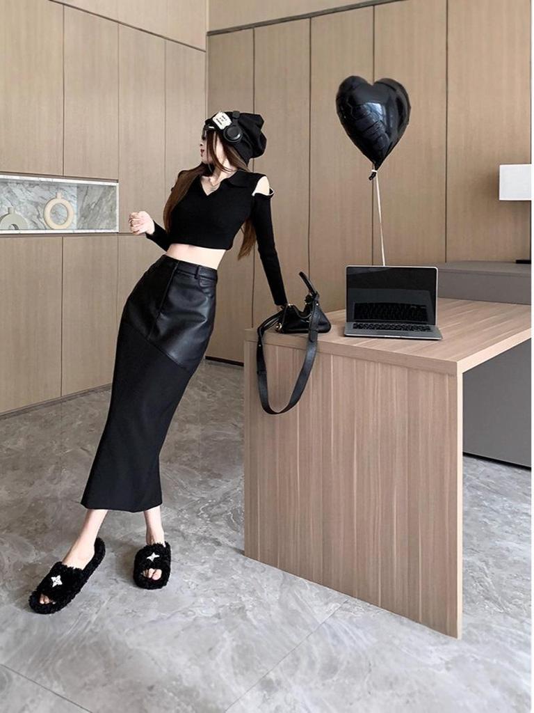 Women's Black PU Leather Midi Skirt: High-Waist, Hip-Hugging, Autumn/Winter 2025 Style.