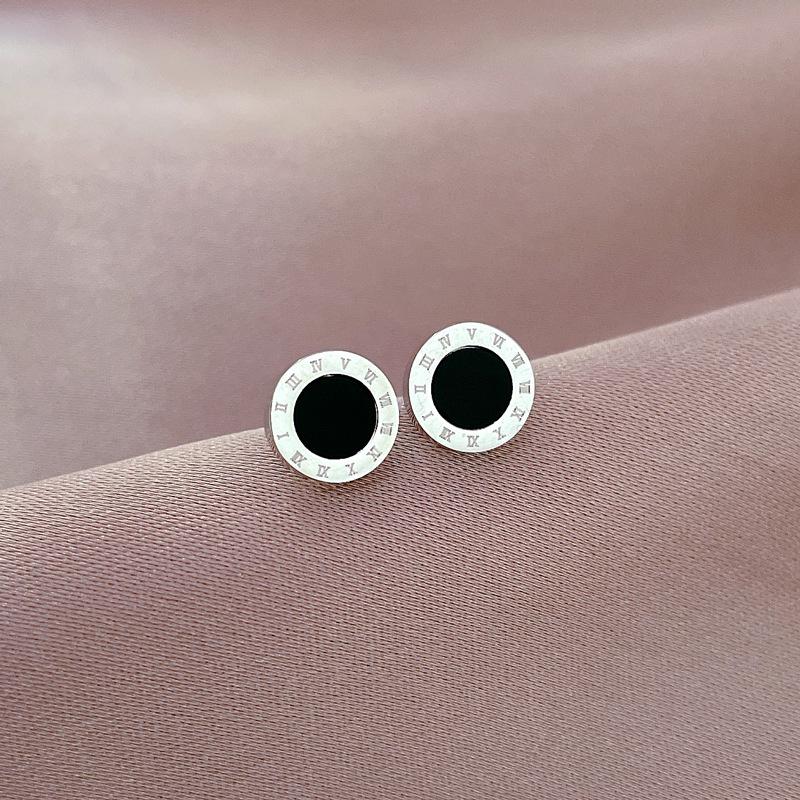 Cercei minimaliști tip stud din oțel titan cu sidef și trifoi cu patru foi - Design androgin pentru temperament individual și eleganță de banchet.