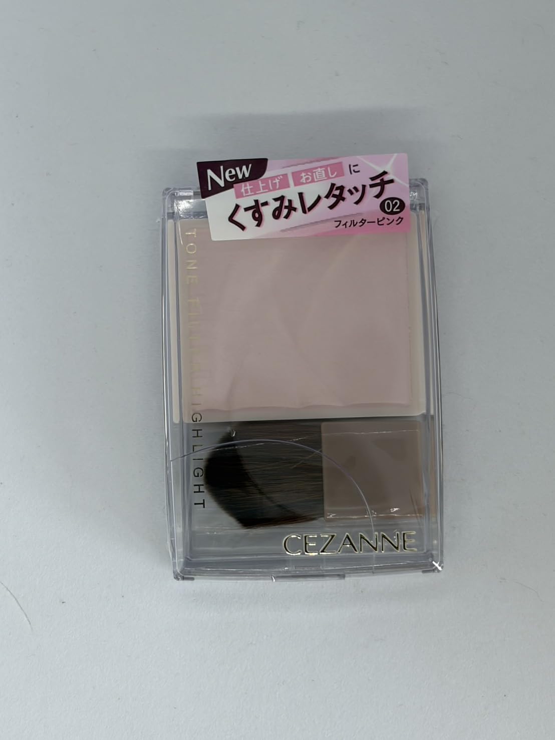 [НОВИНКА] Хайлайтер-фильтр Cezanne Tone Filter 02 Filter Pink 2,3 г Пудровый хайлайтер, который осветляет и маскирует тусклость кожи лица.