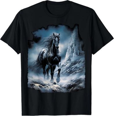 Bella T-shirt Cavallo nero che corre nella neve