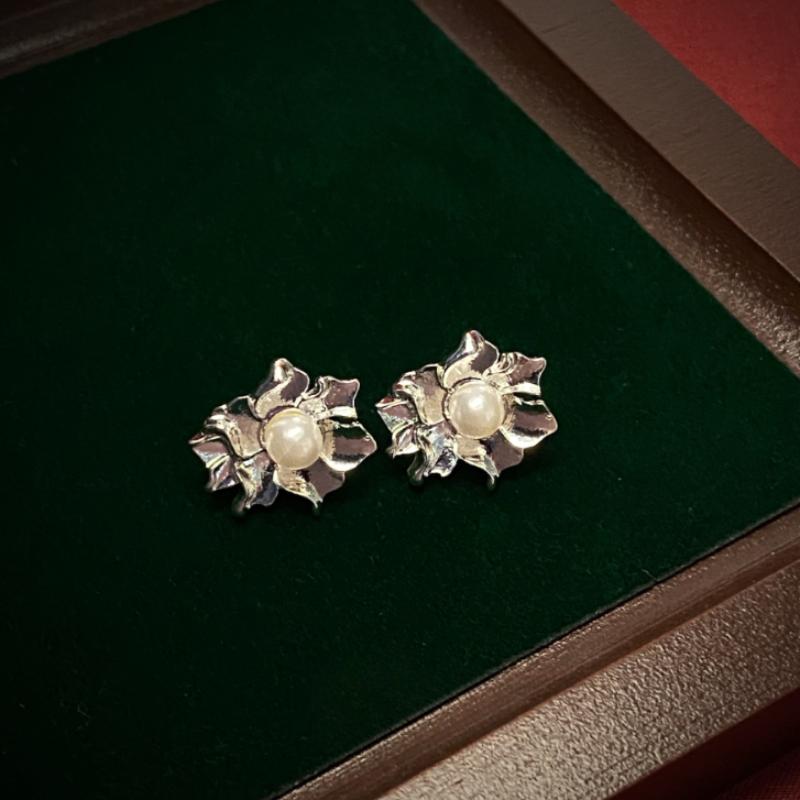 

Новые темпераментные женские геометрические серьги Джокер с романтическим жемчугом и жасмином