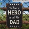 Placas Decorativas Planas 2D 8 x 12 Pulgadas - Señal Metálica de Aluminio con Cita Vintage para el Día del Padre - "Tenemos un Héroe, lo Llamamos Papá" - Perfecto para