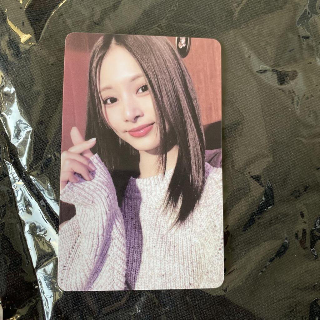 [USED] TWICE trading card ready to be