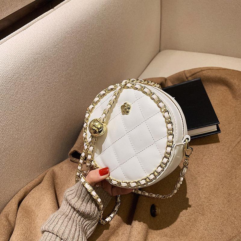 

Сумка с чувством стиля интернет-знаменитости для женщин 2025 новая в зарубежном стиле универсальная сумка-мессенджер нишевого дизайна с ромбовидной цепочкой маленькая круглая сумка белый
