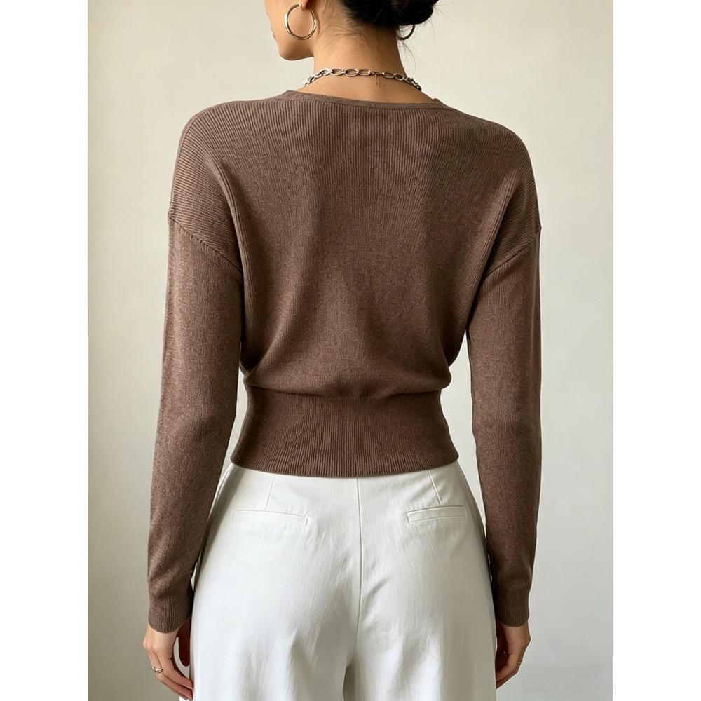 Maglione da donna a maniche lunghe in maglia tinta unita, elegante, scollo a V incrociato, aderente in vita, valorizza la figura, minimalista, camicetta