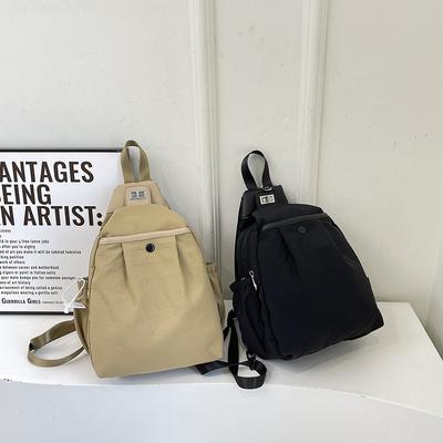 Einfacher einfarbiger japanischer und koreanischer kleiner Rucksack für Pendler, vier Jahreszeiten täglicher Schulterrucksack mit großem Fassungsvermögen.