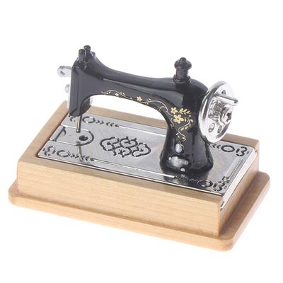 1/12 Domeček pro panenky Miniaturní šicí stroj s nůžkami, nití, látkou