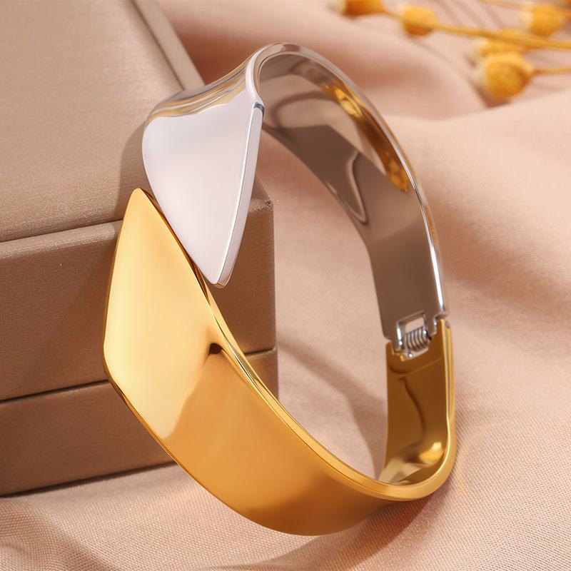 Hot-selling titanium steel bracelet, girls' high-end sense of fashion, popular light luxury in Europe and the United States, Gypsy star love diamond