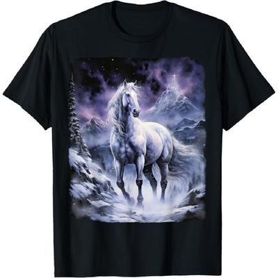 Schönes weißes Pferd, das nachts auf einem schneebedeckten Hügel steht T-Shirt