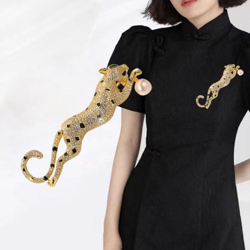 Retro Gold Leopard Brooch: Trendy, Long, Exaggerated Pin for Men & Women's Clothing Accessories