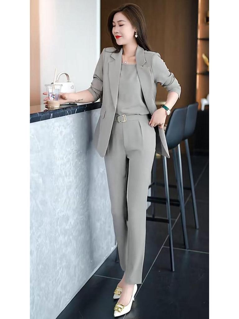 Moda autunnale femminile: Abito a tre pezzi casual slim-fit per un look professionale