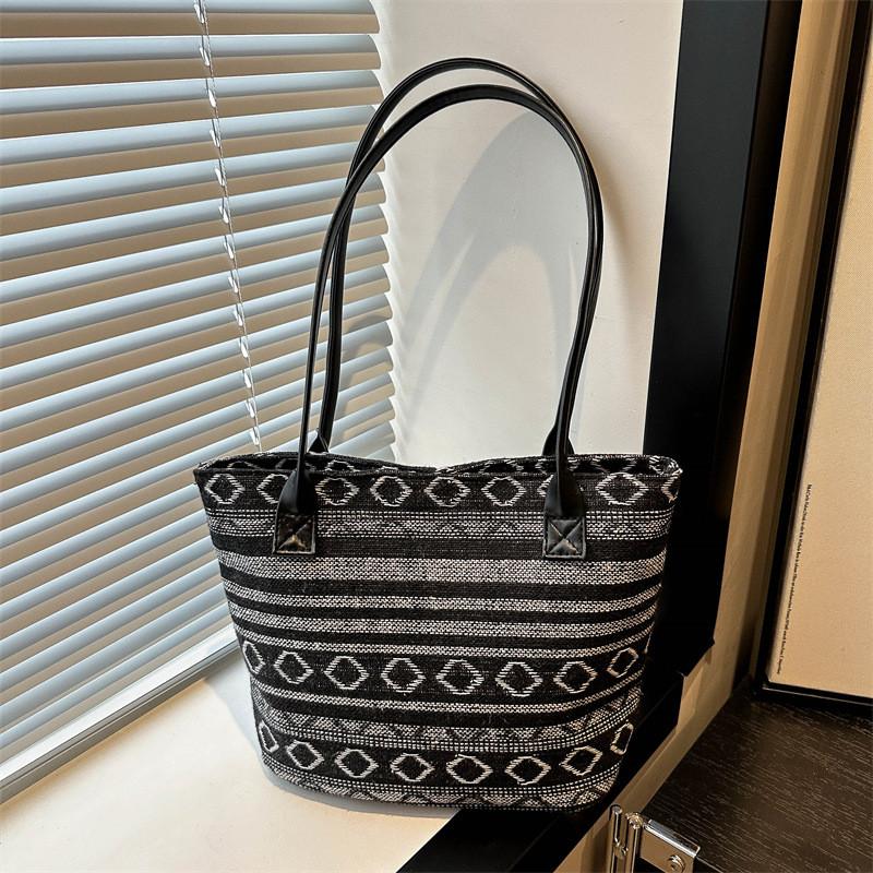 Ethnic Style Tote Bag For Women Large Capacity Summer Fashion With Zipper Closure For Daily Use