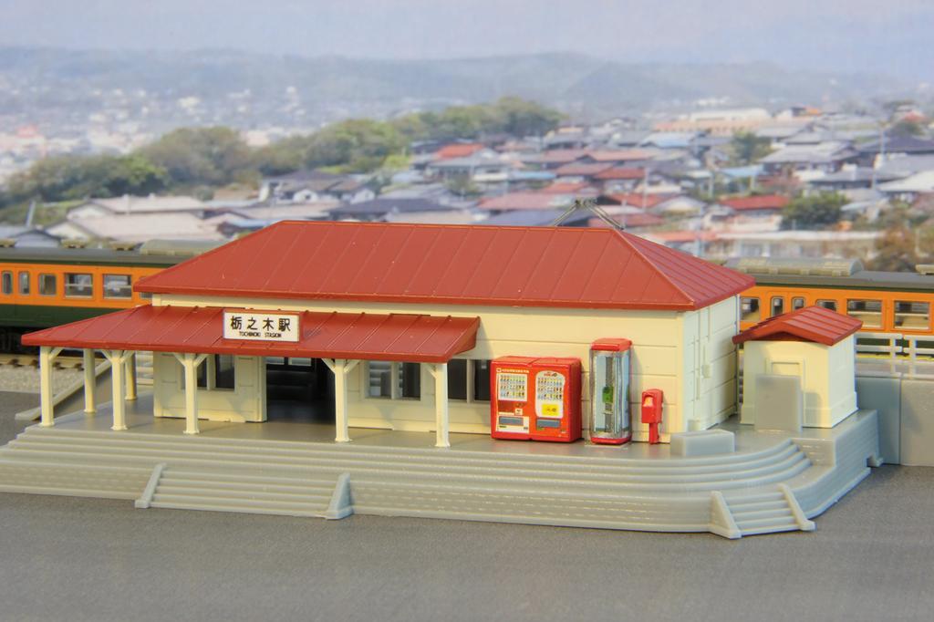 Rokuhan Z Gauge S047-2 Station Building Set Red