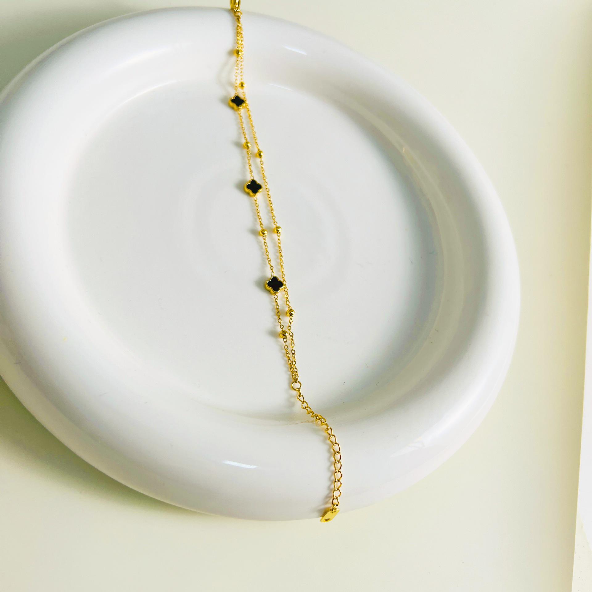 

Европейско-американский стиль браслет из титановой стали двухслойный с четырехлистным клевером - Легкая роскошь, универсальный, высококлассная модная бижутерия.