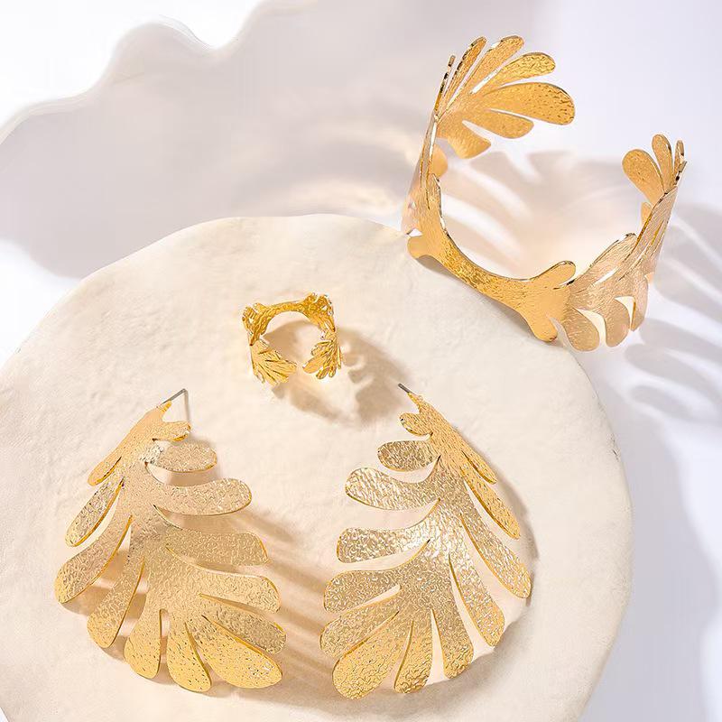 

New European & American Fashion Creative Hollow Leaf Adjustable Ring золотой